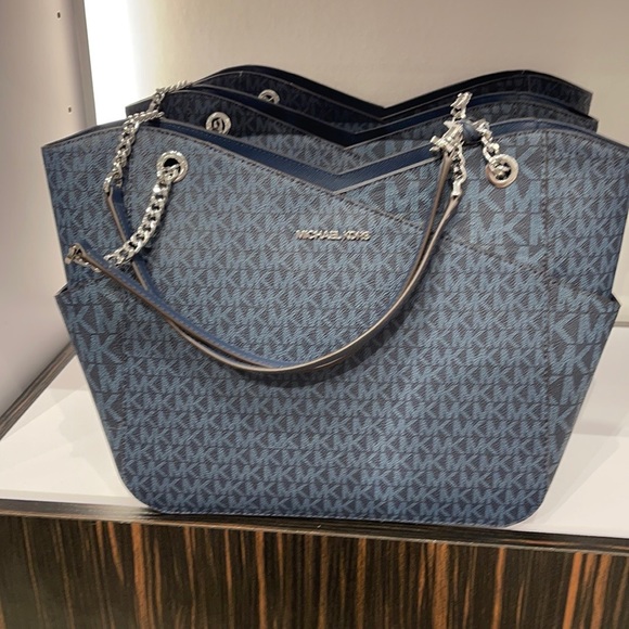 MICHAEL KORS
Jet Set Large Logo Shoulder Bag - Picture 6 of 16